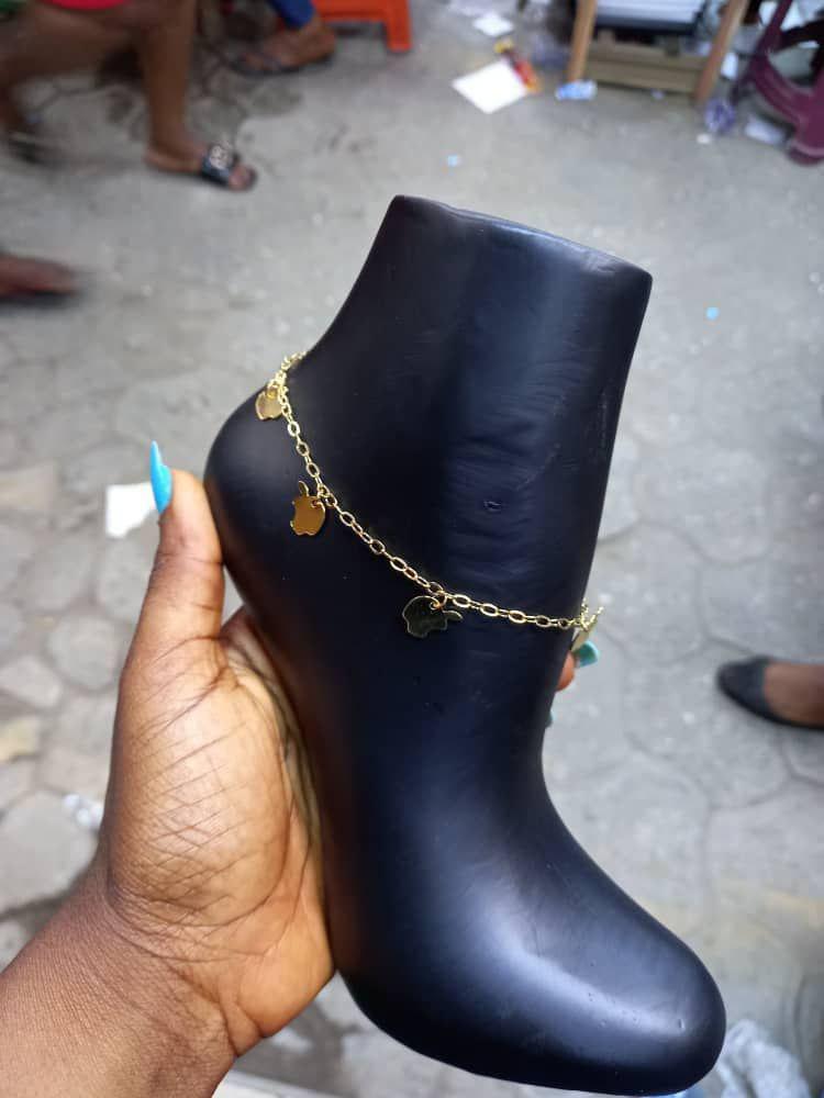 Shoe or Leg Chain Display
